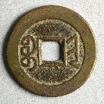 913583