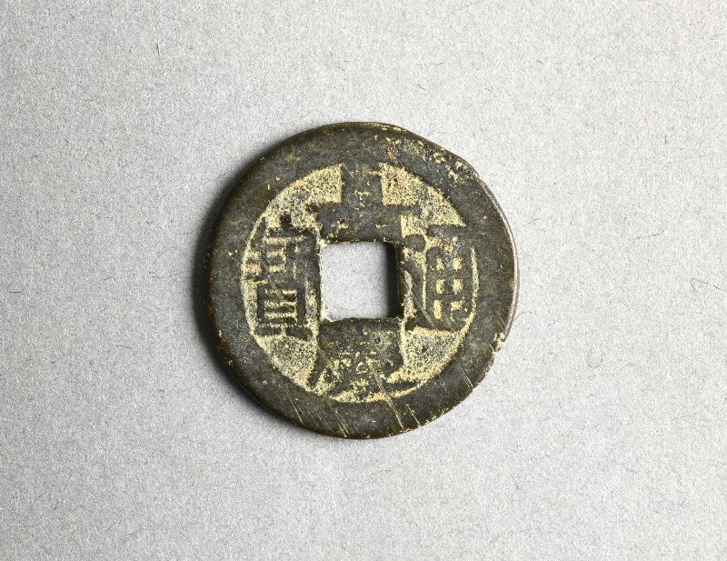 913588