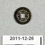 913590
