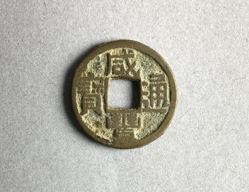913596