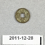 913597