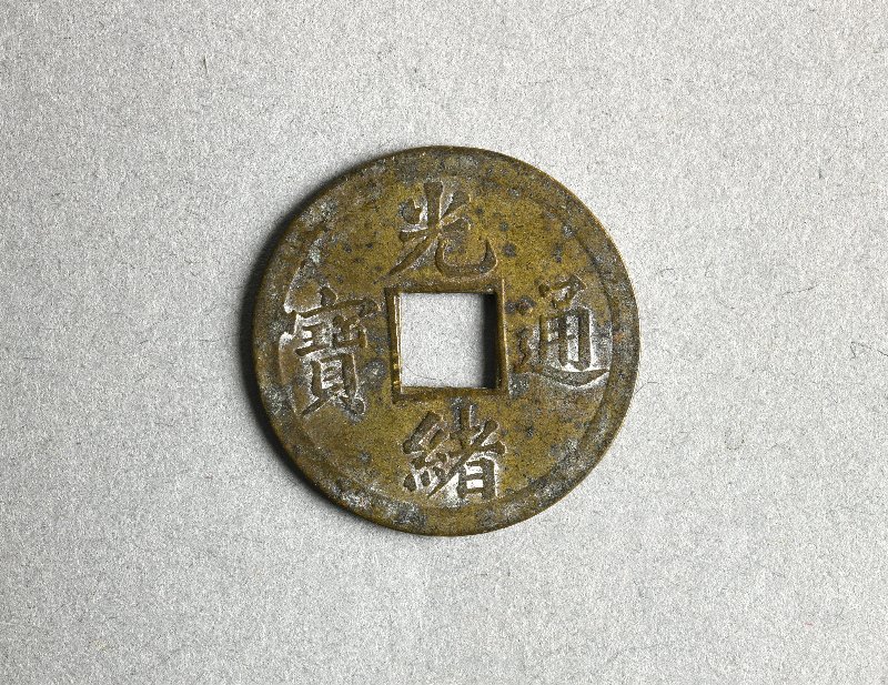 913608