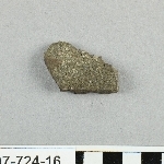 913858