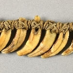 915310