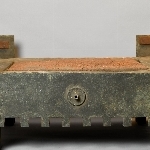 915496