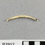915698