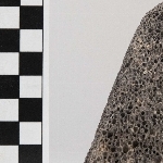 918563