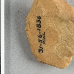 943906