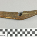 973562