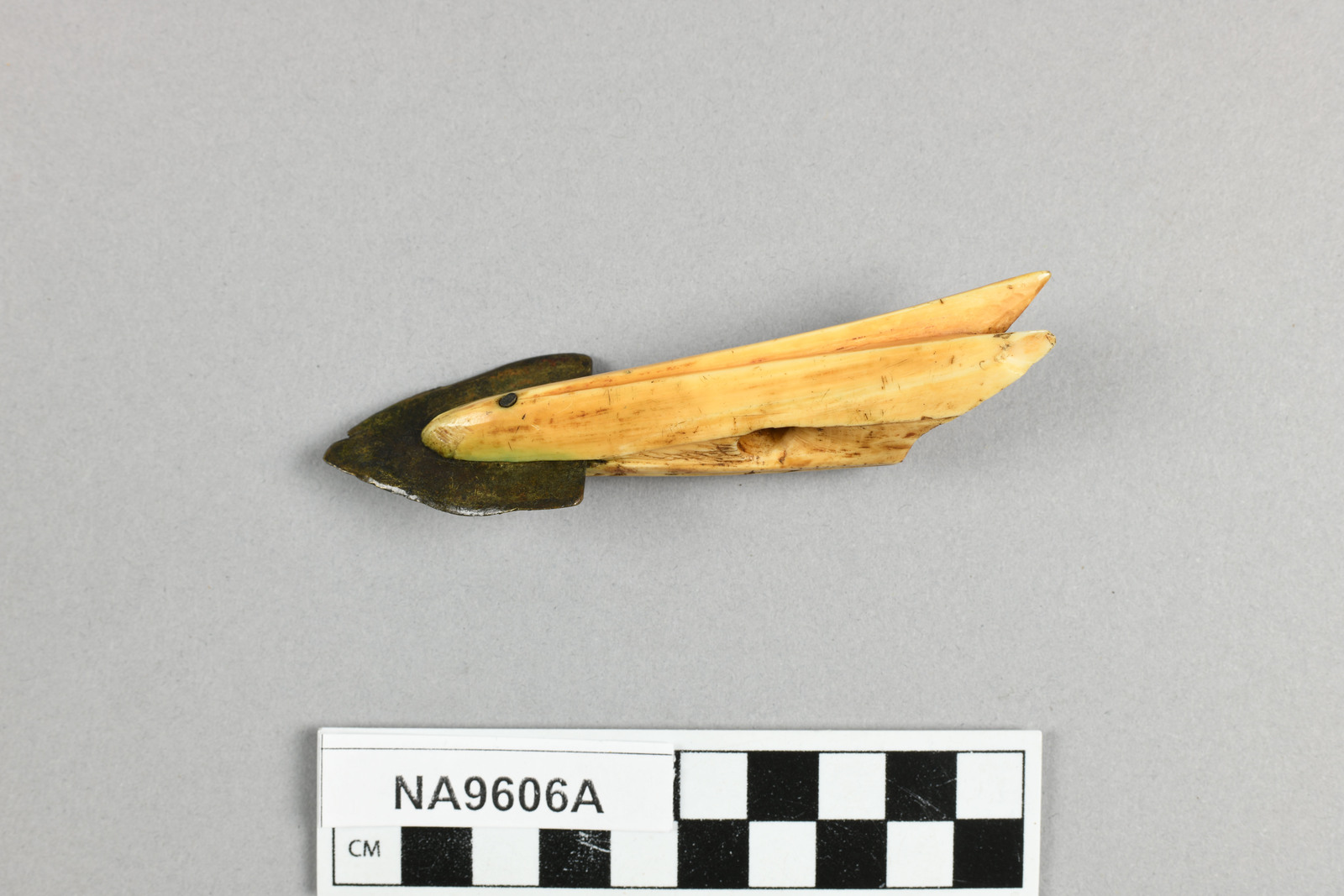 973670
