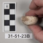 980250