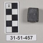 983573