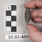 983576